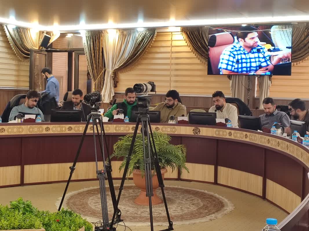 مردم بالقوه کتابخوان هستند / لزوم ایجاد مزیت رقابتی در کتابفروشیها