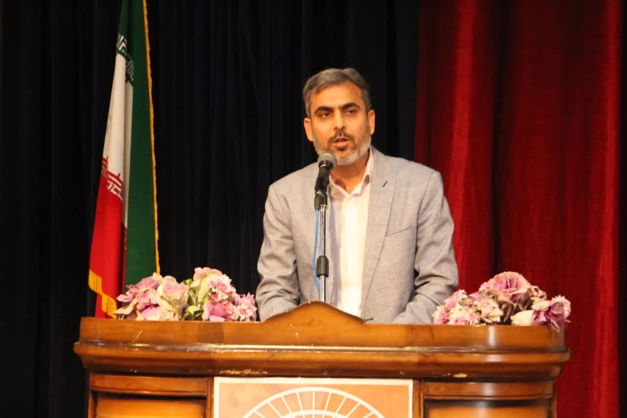 ضرورت تجلیل از مؤلفان کتاب و تبدیل آن به یک فرهنگ/ کتاب عامل ماندگاری نام و اندیشۀ نویسندگان است