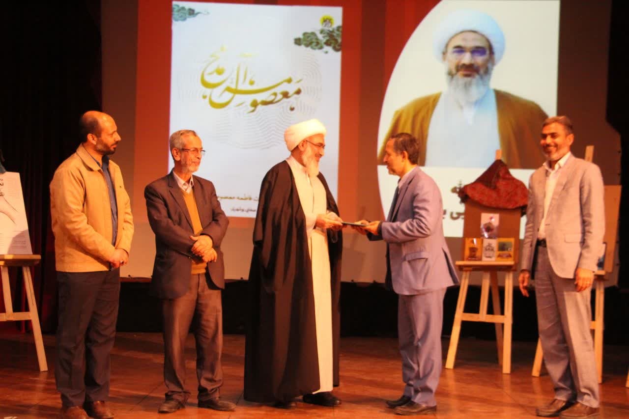 ضرورت تجلیل از مؤلفان کتاب و تبدیل آن به یک فرهنگ/ کتاب عامل ماندگاری نام و اندیشۀ نویسندگان است