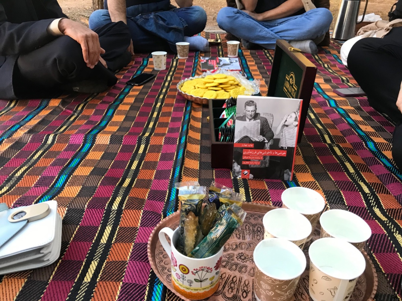 قرار کتابخوانی زیر درختان کاج