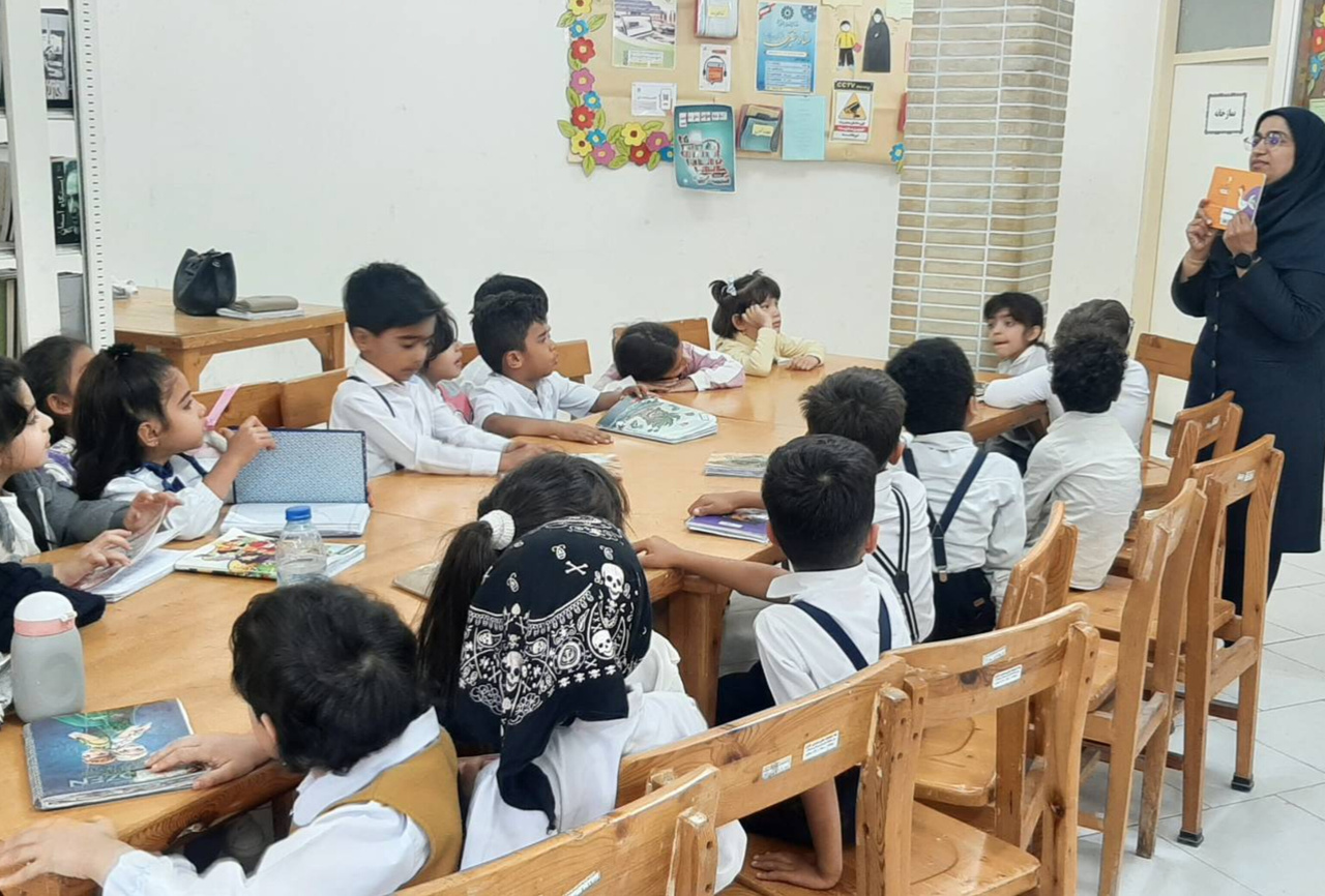 اهدای کتاب نوجوان پارسیانی به کتابخانه عمومی/ نشست کتابخانه‌ای به مناسبت روز پدر در پارسیان