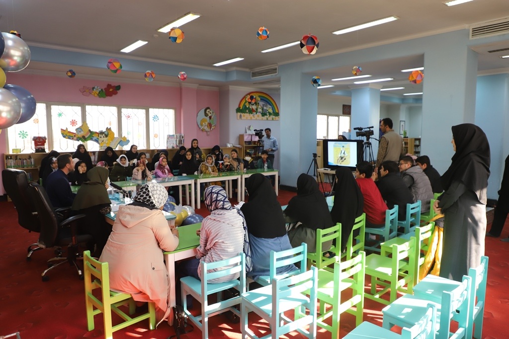 نشان نقرهای هدهد سفید بر گردن ۱۴ کتابخوان همدانی