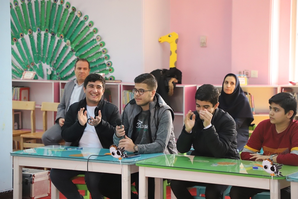 نشان نقرهای هدهد سفید بر گردن ۱۴ کتابخوان همدانی