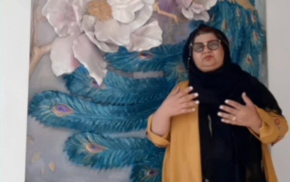 بانویی که عشق به هنر او را از پای گچ و تخته مدرسه، پای گچبُری ساختمان کشاند