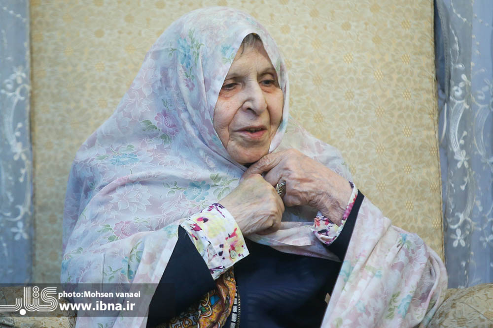 نشان درجه یک هنر به سیمین دخت وحیدی اهدا شد