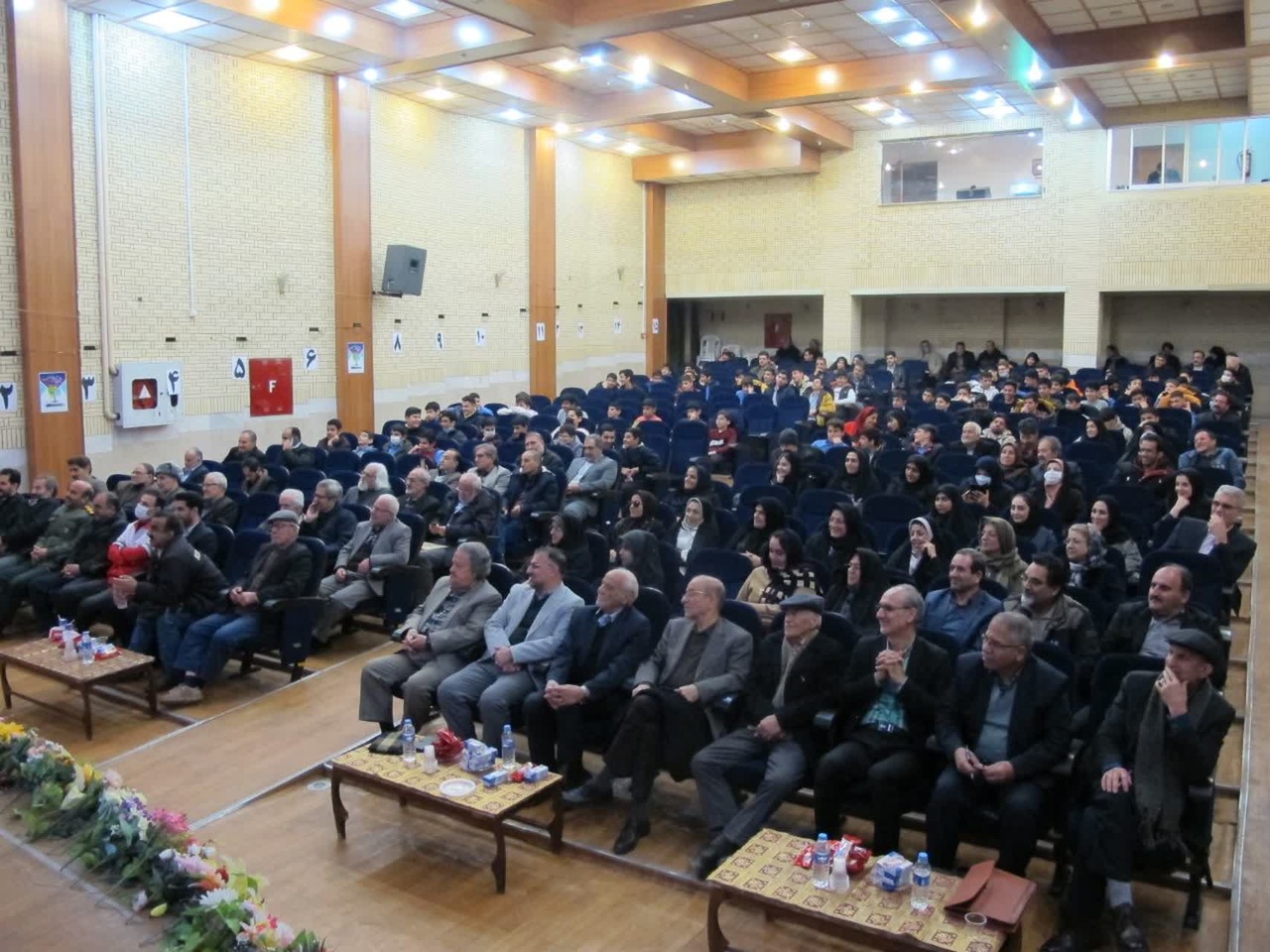 شعر طنز در حین سادگی حامل پیام و محتوای پرمغز و تأثیرگذار است