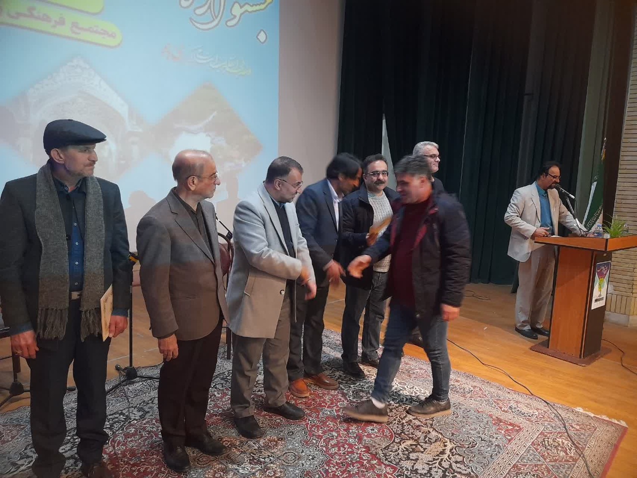 شعر طنز در حین سادگی حامل پیام و محتوای پرمغز و تأثیرگذار است