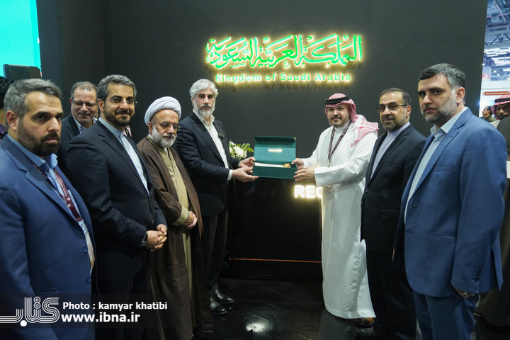 بازدید هیئت ایرانی از غرفه عربستان در نمایشگاه کتاب دهلی نو