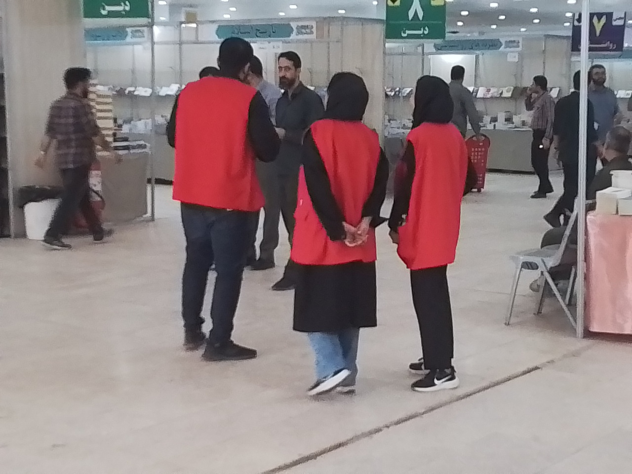 ۱۳ مشاور و ۳۰ راهنما در نمایشگاه کتاب به مراجعهکنندگان کمک میکنند