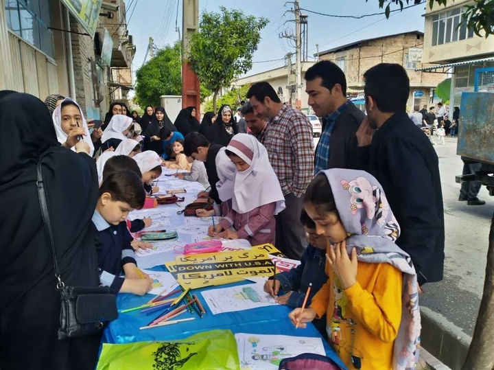 فروش کتاب‌های حسینیه اعظم زنجان با تخفیف ۱۵ درصدی در راهپیمایی ۲۲ بهمن