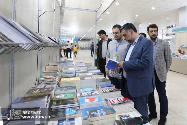 بازدید مدیر عامل خانه کتاب و ادبیات ایران از نمایشگاه کتاب هرمزگان