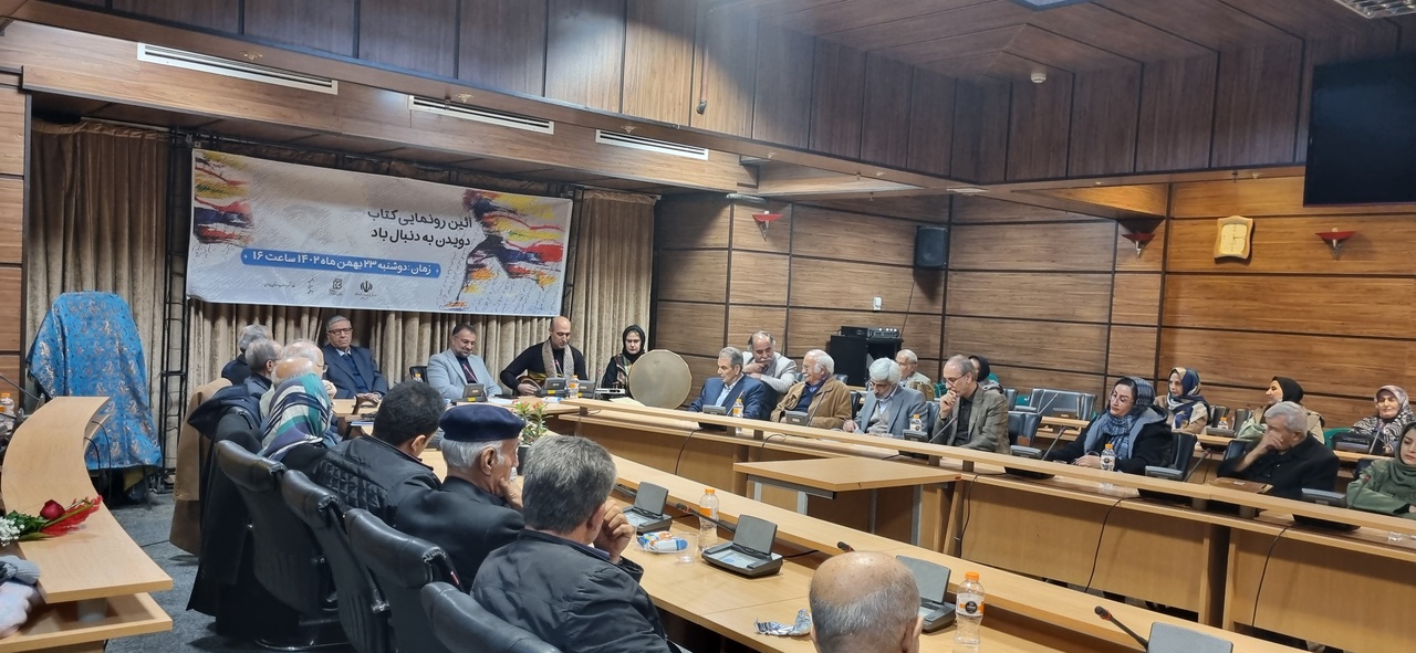 مجموعه شعر «دویدن به دنبال باد» رونمایی شد