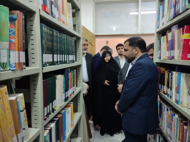 وزیر ارتباطات از کتابخانه آیت‌الله روحانی در بابل بازدید کرد