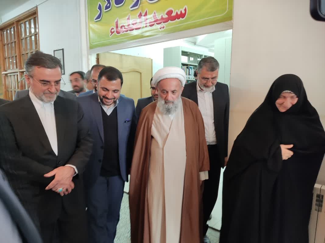 وزیر ارتباطات از کتابخانه آیتالله روحانی در بابل بازدید کرد