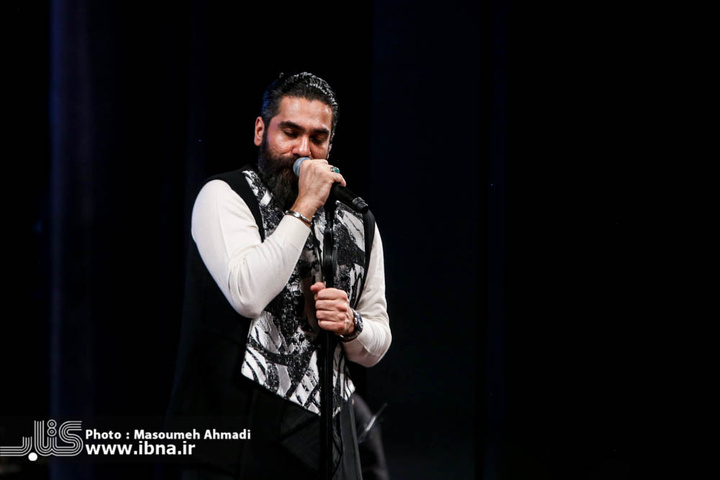 اجرای علی زند وکیل در چهارمین شب سی و نهمین جشنواره موسیقی فجر