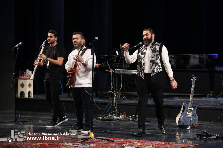 اجرای علی زند وکیل در چهارمین شب سی و نهمین جشنواره موسیقی فجر