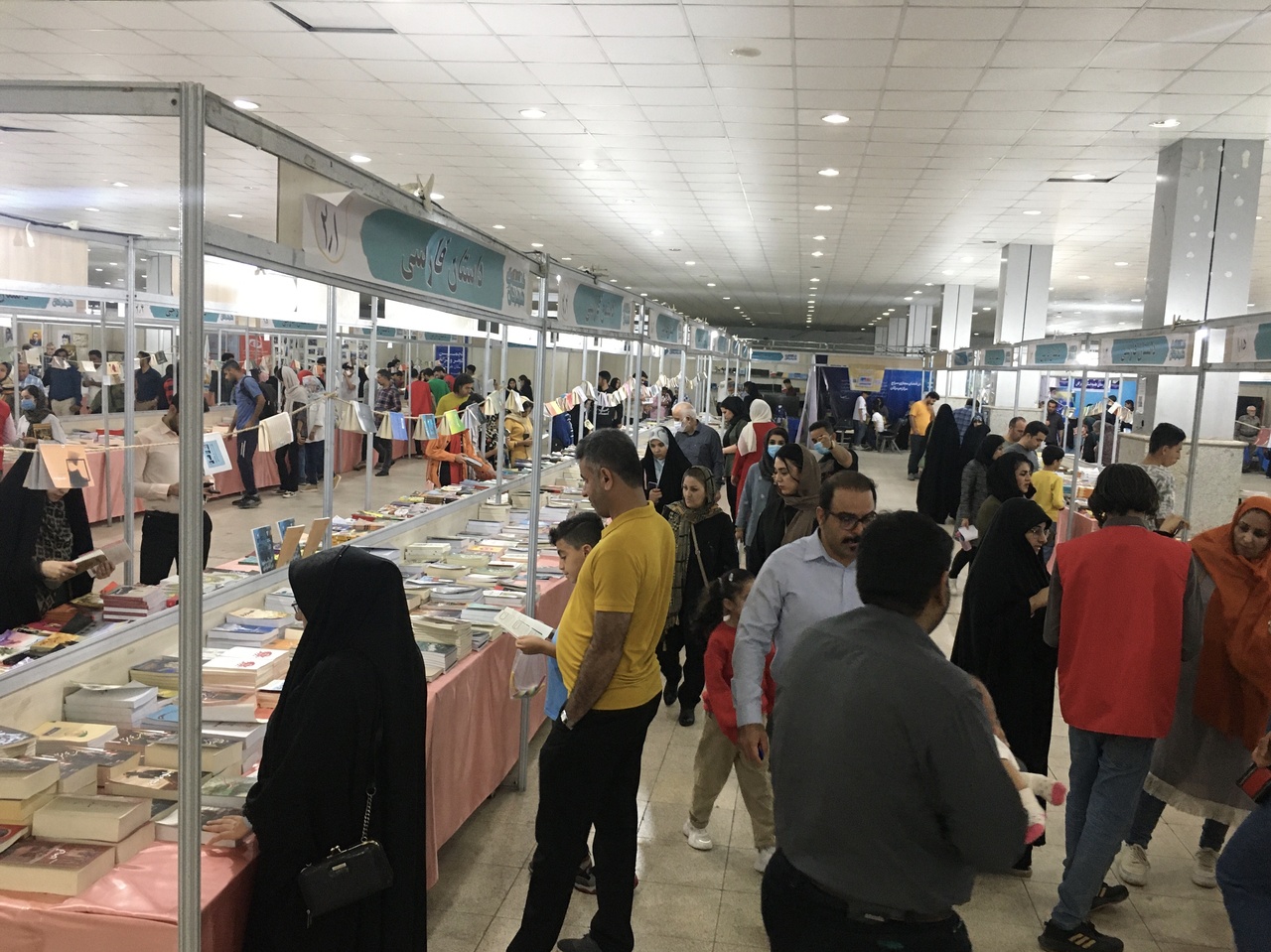 حضور گسترده مردم در نمایشگاه کتاب هرمزگان/ ساعت بازدید یک ساعت تمدید شد