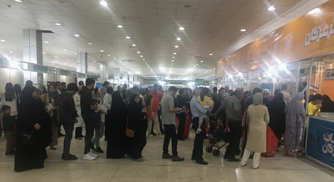 حضور گسترده مردم در نمایشگاه کتاب هرمزگان/ زمان بازدید یک ساعت تمدید شد