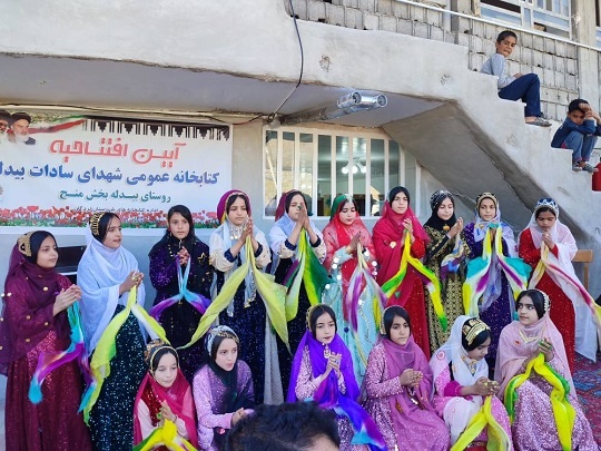 کتابخانه روستایی شهدای سادات گشوده شد/ شوق کتابخوانی در بچههای روستا