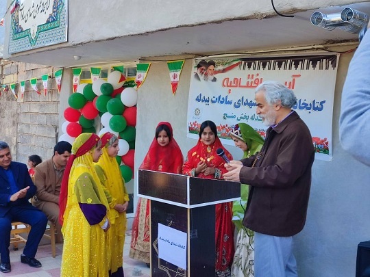 کتابخانه روستایی شهدای سادات گشوده شد/ شوق کتابخوانی در بچههای روستا