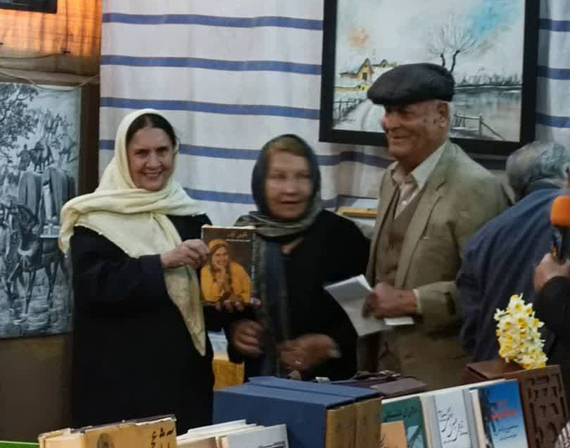 اهدای کتاب به «بانوی ایل» در شیراز/انتشارات نوید ادبای متولد بهمن را گرد آورد