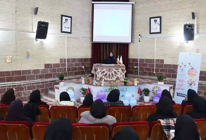کتابداران بخش کودک کتابخانه‌های عمومی کردستان در کارگاه آموزش قصه‌گویی شرکت کردند