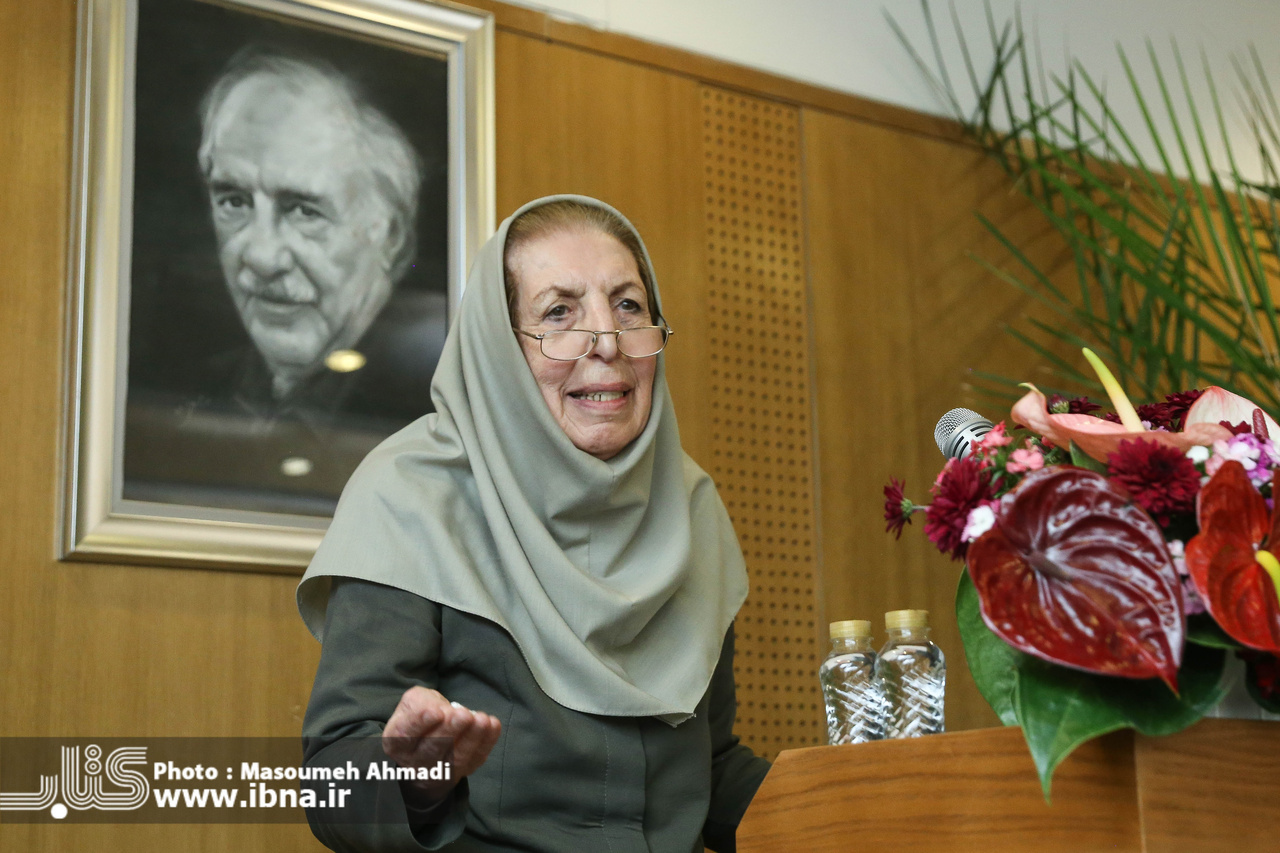عشق به زبان فارسی بزرگترین جلوه علاقهمندی انوری به ایران است