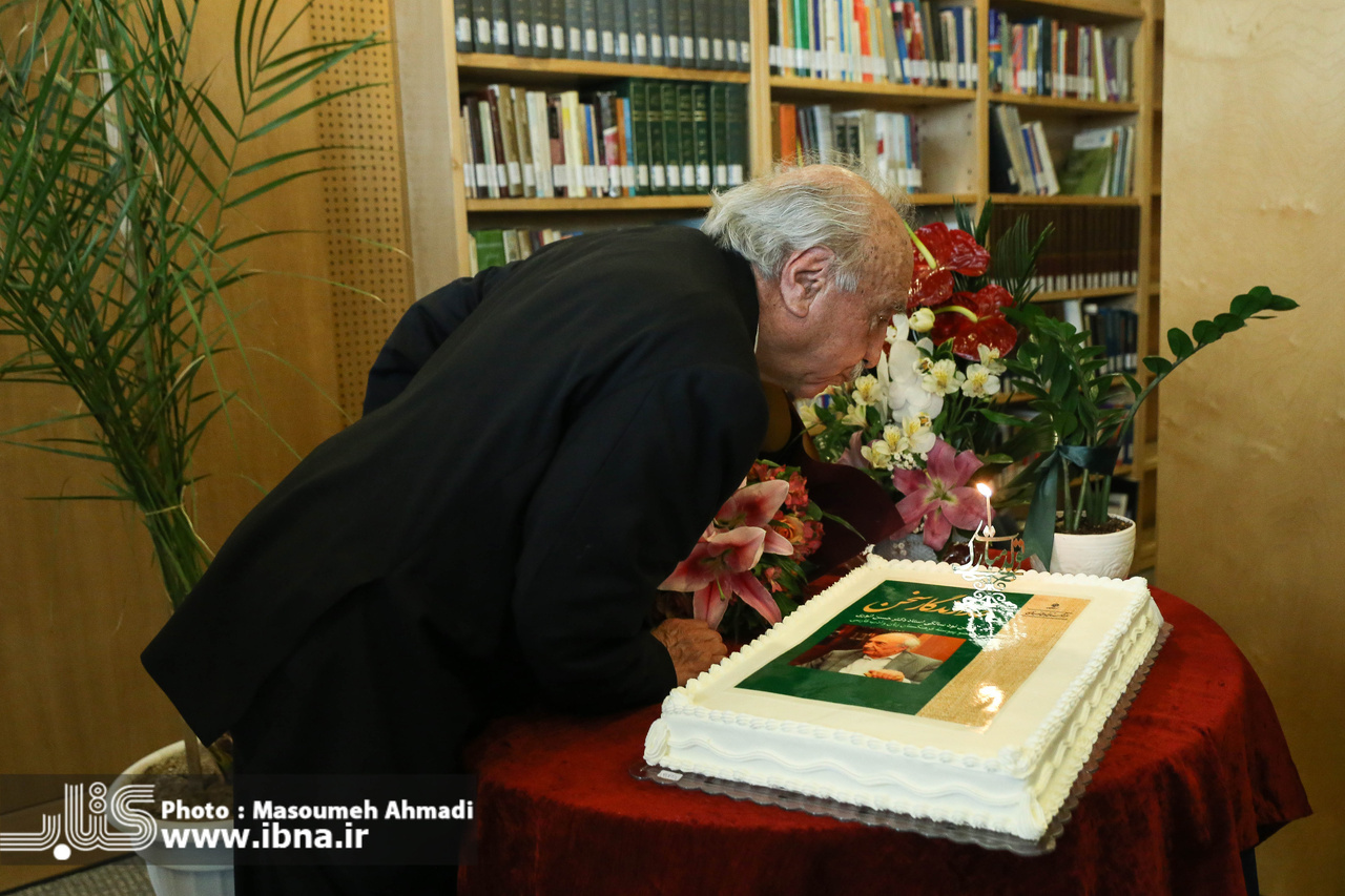 عشق به زبان فارسی بزرگترین جلوه علاقهمندی انوری به ایران است