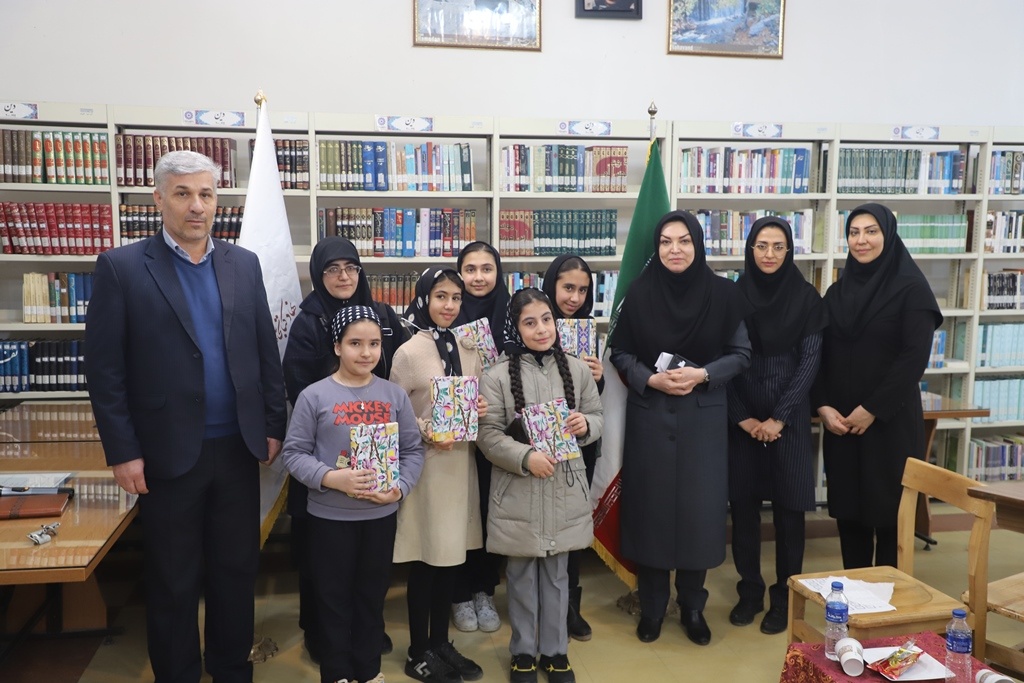 اجرای طرح کتابخانهگردی در ۳۱ کتابخانه عمومی همدان/ نظامی جزو پنج ستون کاخ ادب فارسی