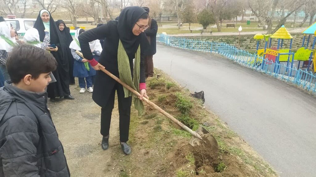 شاعران و نویسندگان در آثار خود وامدار طبیعت هستند/ توجه به طبیعت در آثار حافظ و سعدی