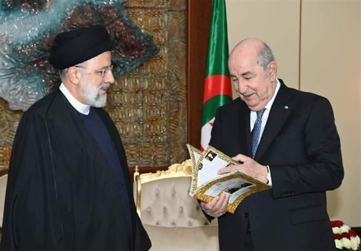 هدیه فرهنگی حجت‌الاسلام رئیسی به رئیس جمهوری الجزائر/ یادنامه شصت سال روابط دو کشور