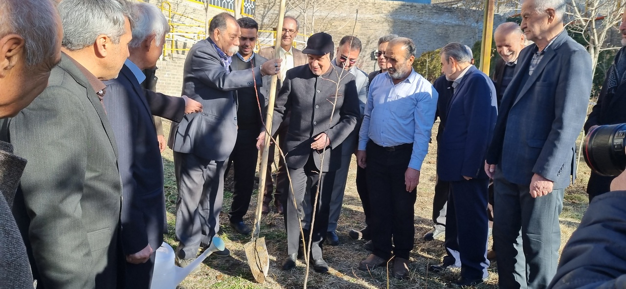 کاشت نهال توسط رئیس انجمن آثار و مفاخر کشور در همدان