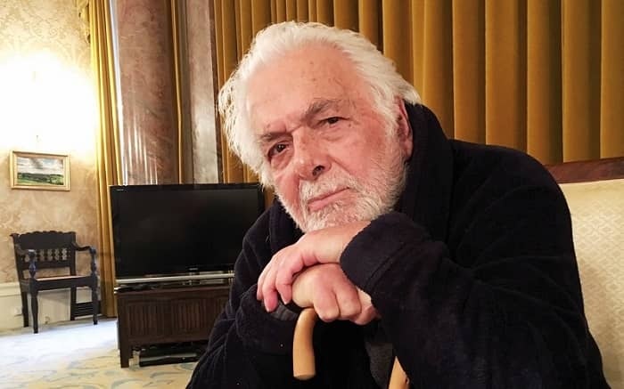 یاد آنها که در آثارشان قدم میزنند