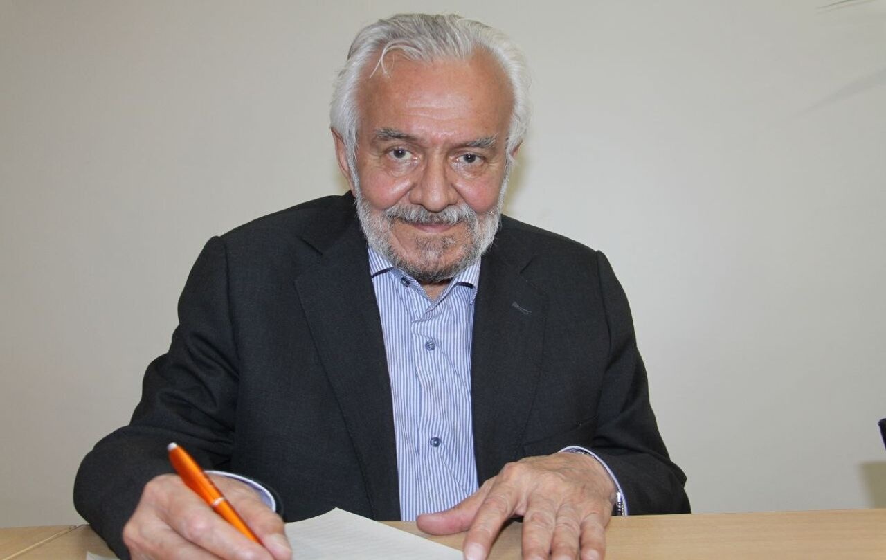 یاد آنها که در آثارشان قدم میزنند