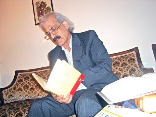 یاد آنها که در آثارشان قدم میزنند