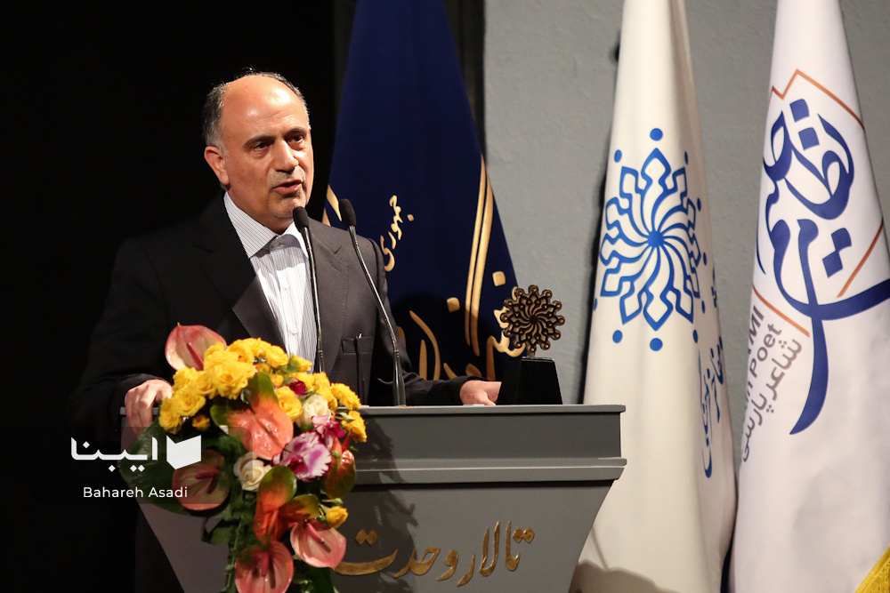 نظامی حکیمی فرهیخته و آموزگاری مشفق است