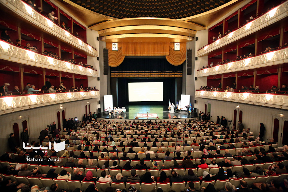 نظامی حکیمی فرهیخته و آموزگاری مشفق است