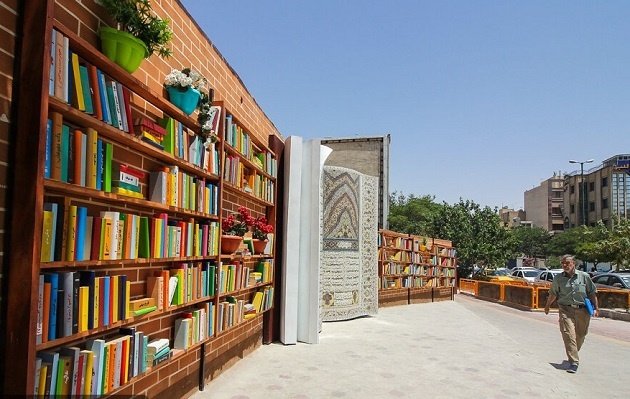 نخستین نماد بزرگ کتاب چهارمحال و بختیاری در فرخشهر ایجاد شد/ دیواری برای یار مهربان
