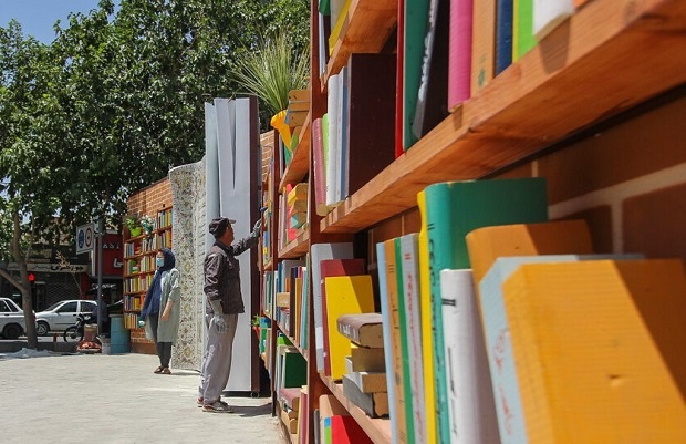 نخستین نماد بزرگ کتاب چهارمحال و بختیاری در فرخشهر ایجاد شد/ دیواری برای یار مهربان