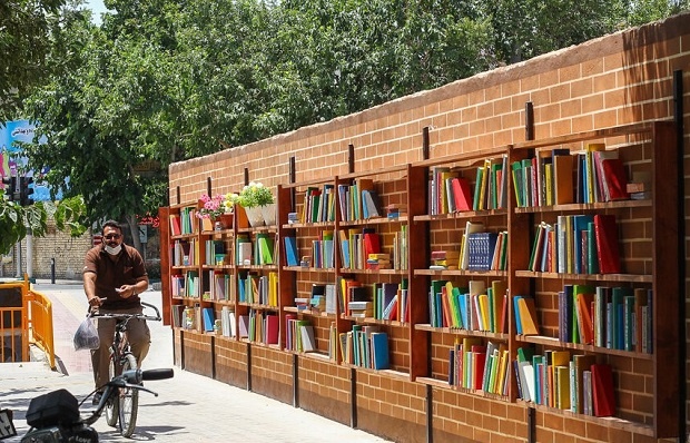 نخستین نماد بزرگ کتاب چهارمحال و بختیاری در فرخشهر ایجاد شد/ دیواری برای یار مهربان