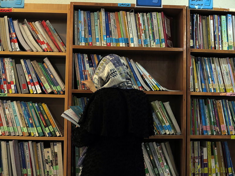 آراستن سفره نوروزی فرهنگ به هفت سین کتاب/ سروستان ۱۴۰۳ با کتابخانه مادر و کودک