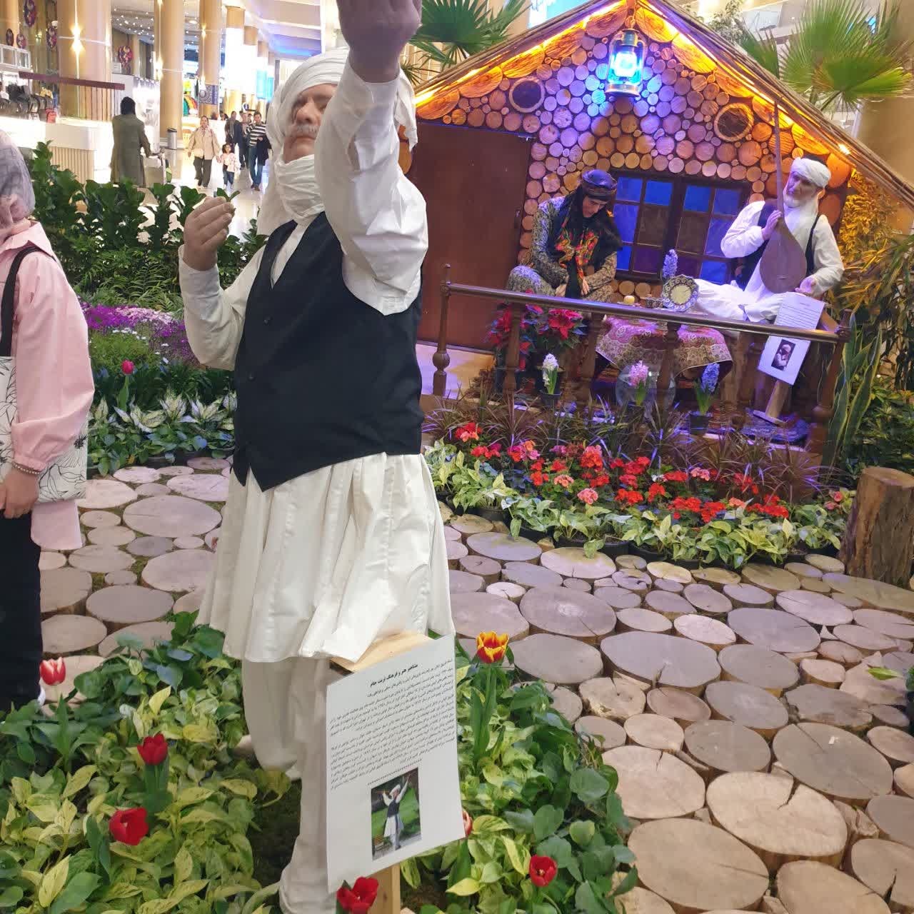 استقبال با موسیقی مقامی و بازیهای آئینی در فرودگاه مشهد