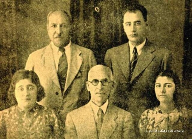 علامه قزوینی در منزل آرّندیسمان چهاردهم پاریس، کوچه گازان در جمع خانواده نشسته در کنار بانو رُزا و دخترش سوزانخانم
