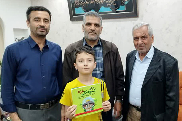 مولف کتاب ۳ زبانه «برای کودکان غزه» در آزادشهر تجلیل شد