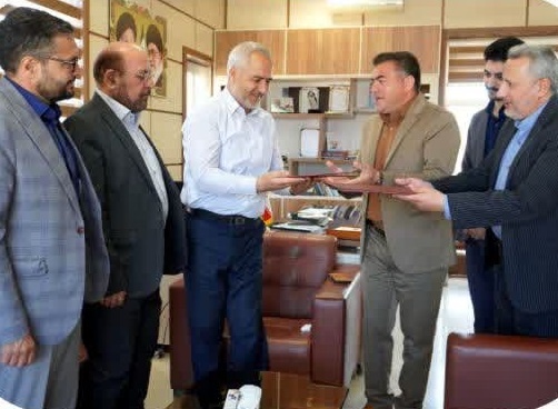 بازدید اعضای انجمن شعر و ادب قطب تربتحیدریه از آرامگاه فردوسی/جمعخوانی کتاب در خوشاب