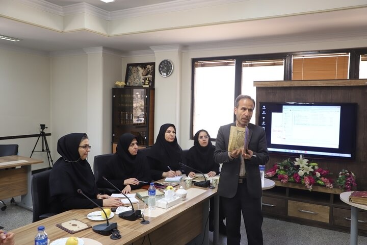 نسخ خطی میراث سترگ ایران اسلامی است/ کتابداران نحوه نگهداری از نسخ خطی را بیاموزند