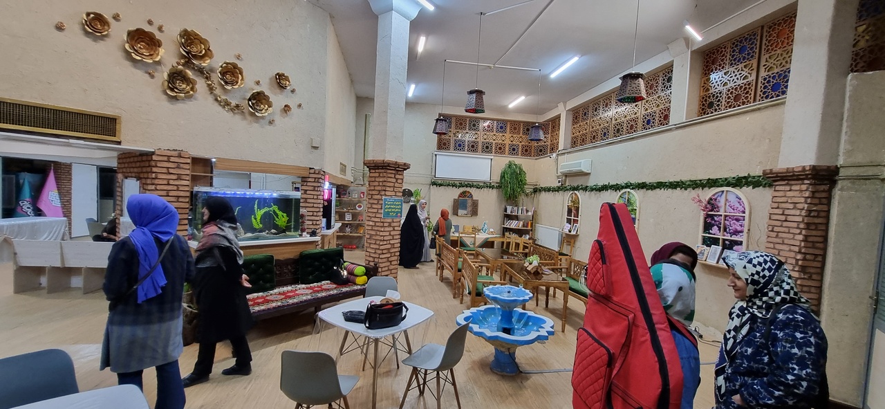 یک فنجان کتابِ رفیقانه/ کافهای که کتاب سِرو میکند