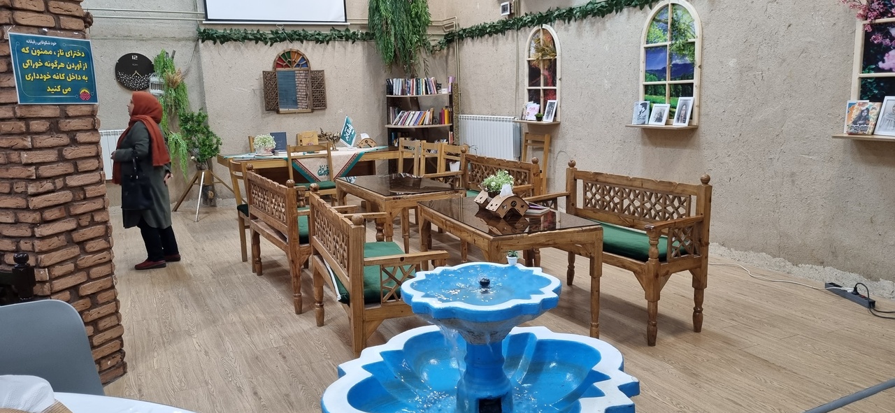 یک فنجان کتابِ رفیقانه/ کافهای که کتاب سِرو میکند