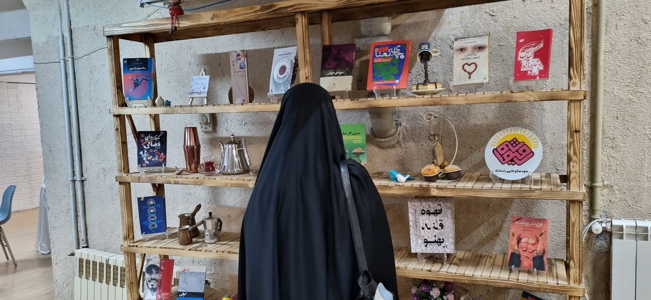 یک فنجان کتابِ رفیقانه/ کافهای که کتاب سِرو میکند