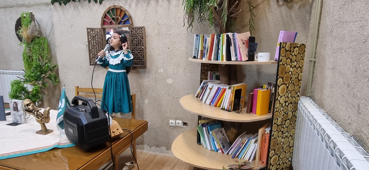 یک فنجان کتابِ رفیقانه/ کافهای که کتاب سِرو میکند